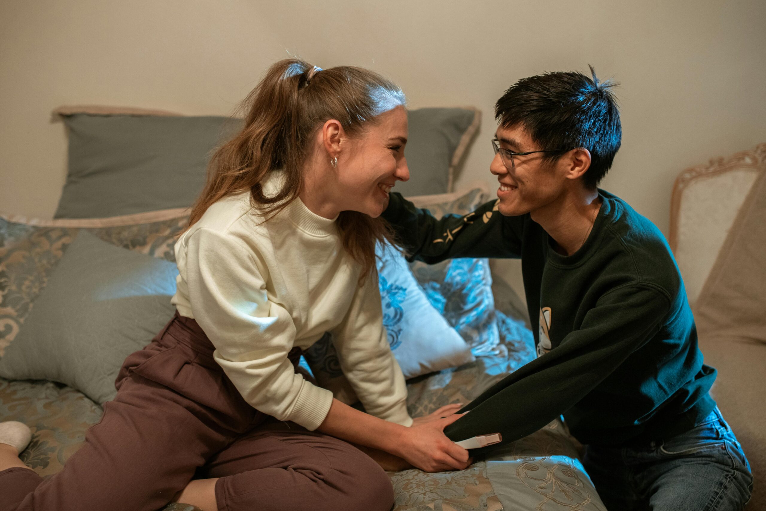 Frau Im Wei&Atilde;Ÿen Langarmhemd, Das Neben Mann Im Schwarzen Langarmhemd Sitzt