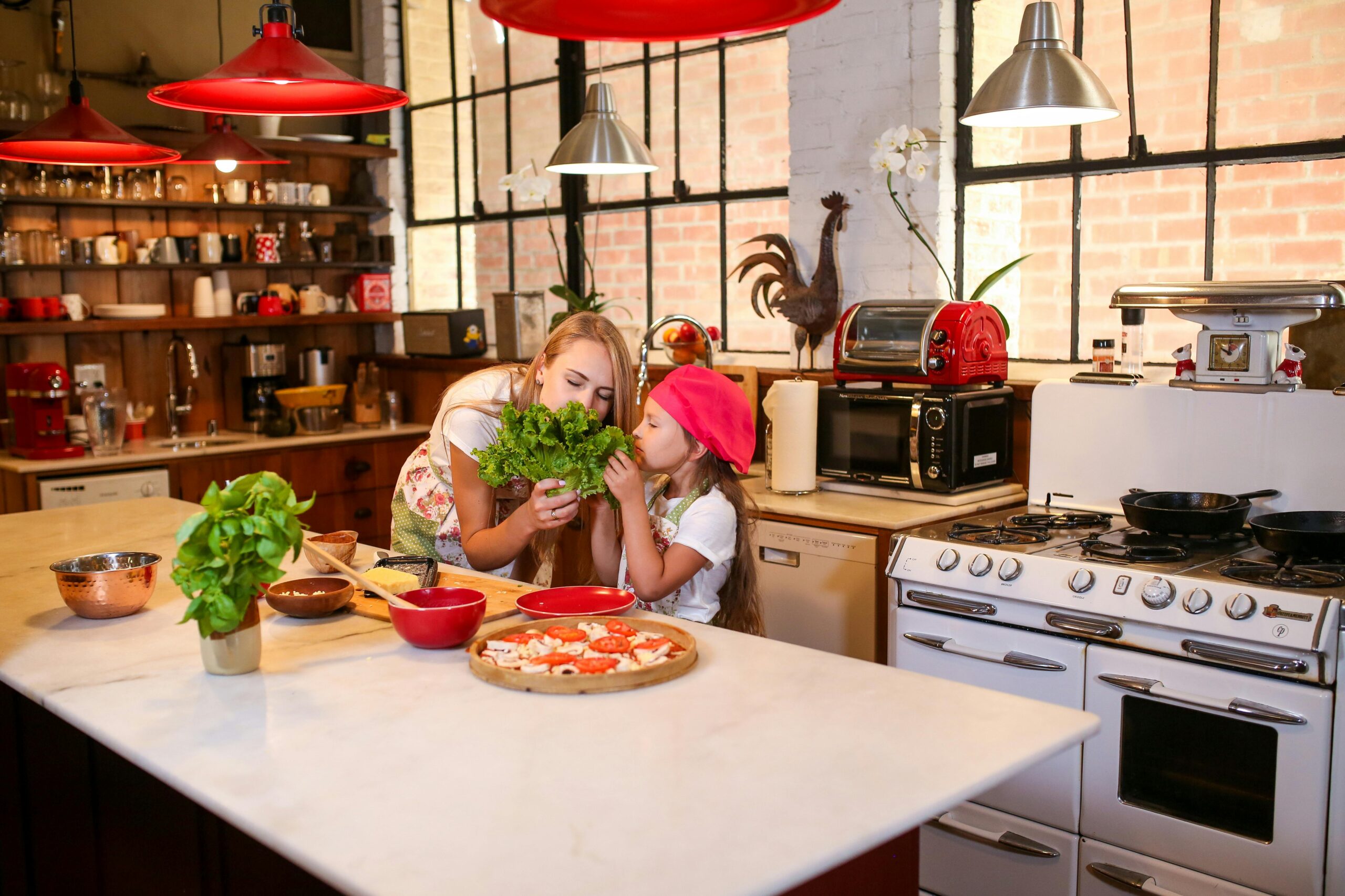 Frau Im Grünen Hemd, Das Auf Stuhl Vor Tisch Sitzt
