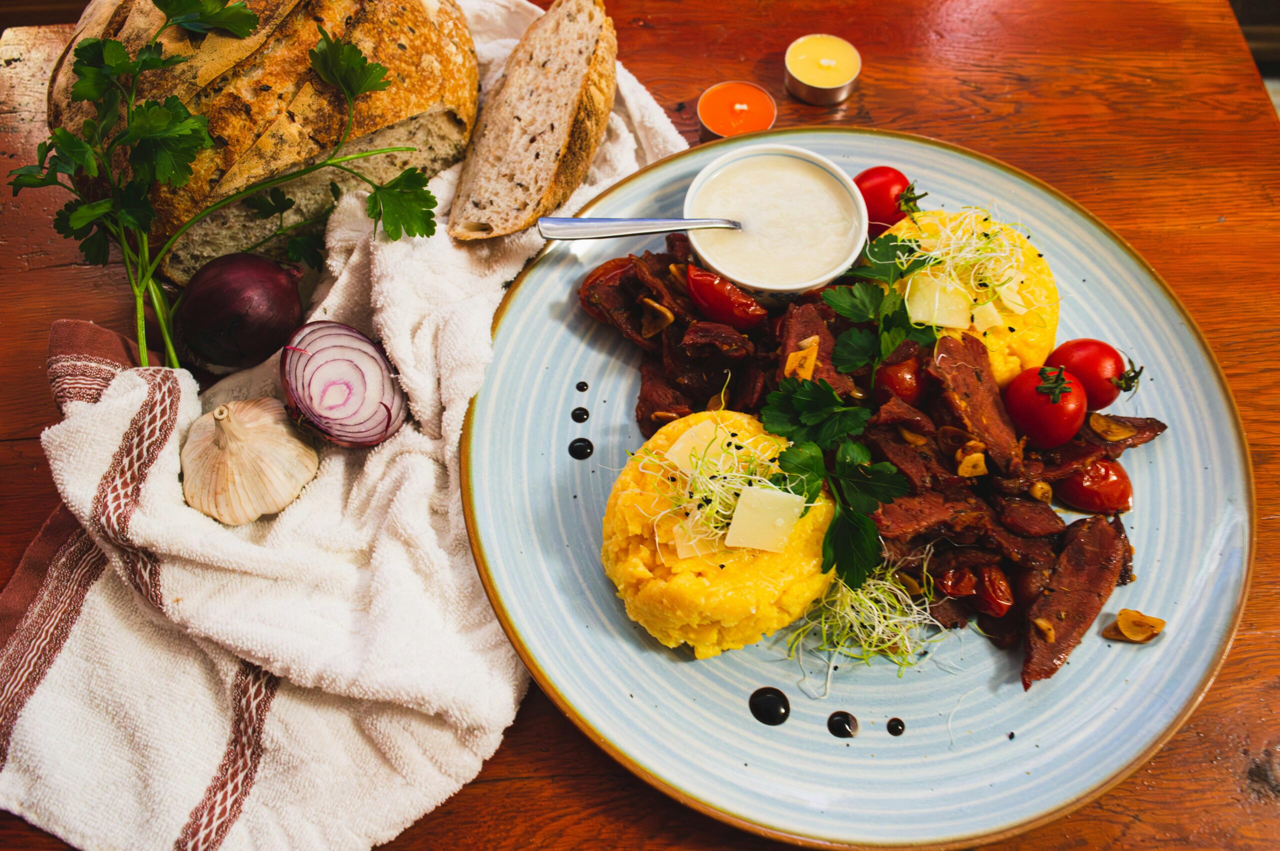 K&ouml;stliche rum&auml;nische K&uuml;che mit Polenta, Gem&uuml;se und handwerklich hergestelltem Brot in einem lebendigen Ambiente.
