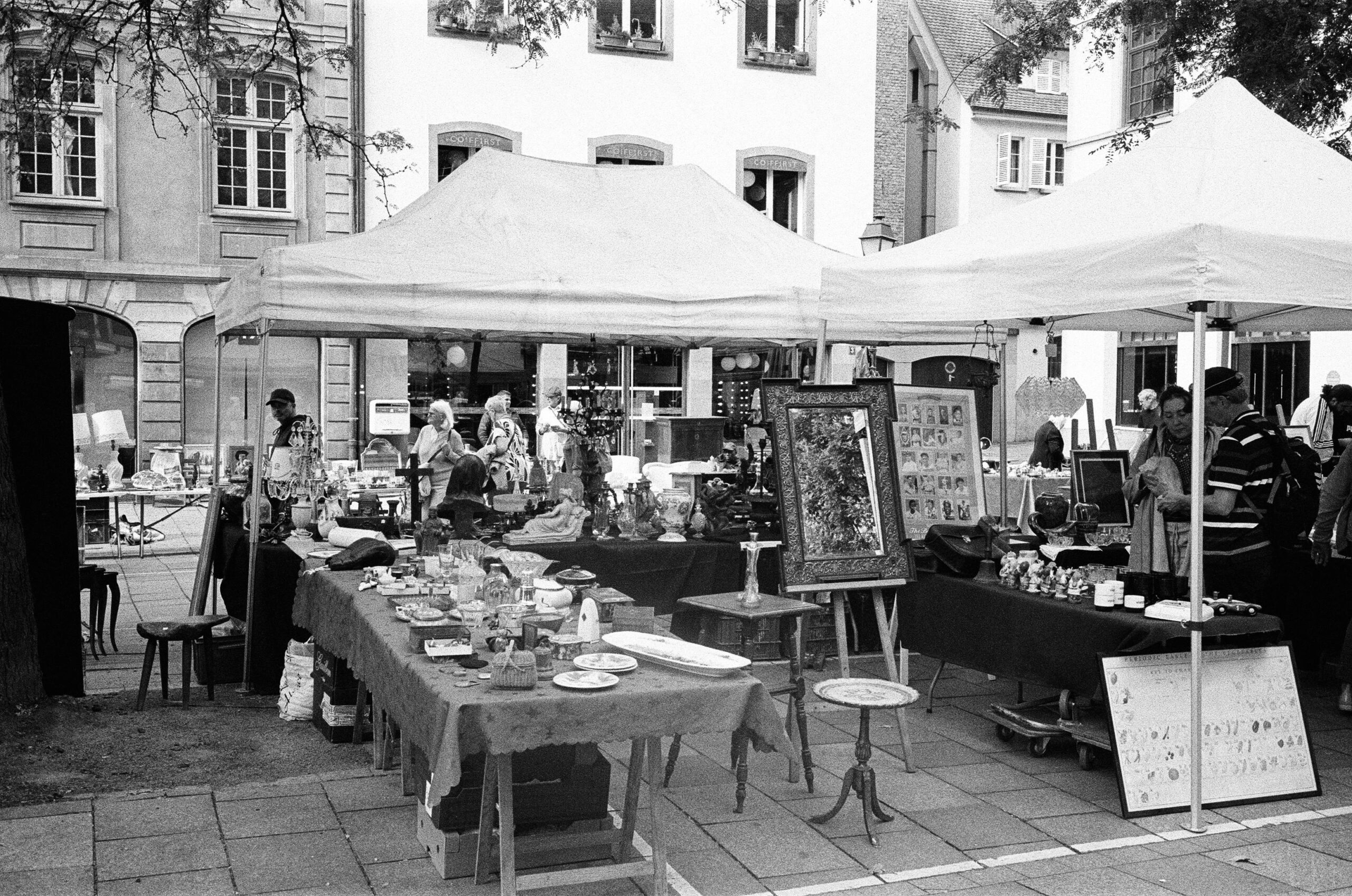 Entdecken Sie Vintage-Schätze auf einem Flohmarkt unter freiem Himmel in Straßburg, Frankreich.