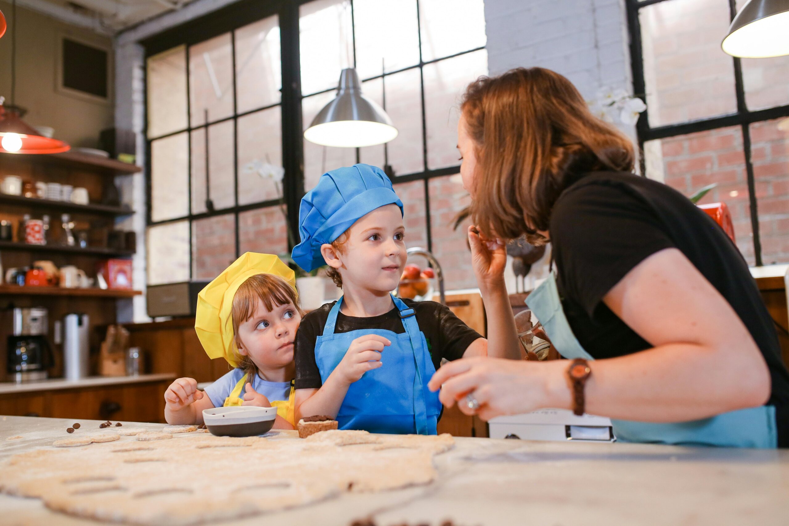 M&auml;dchen In Der Blauen Sch&uuml;rze, Die Auf Stuhl Sitzt
