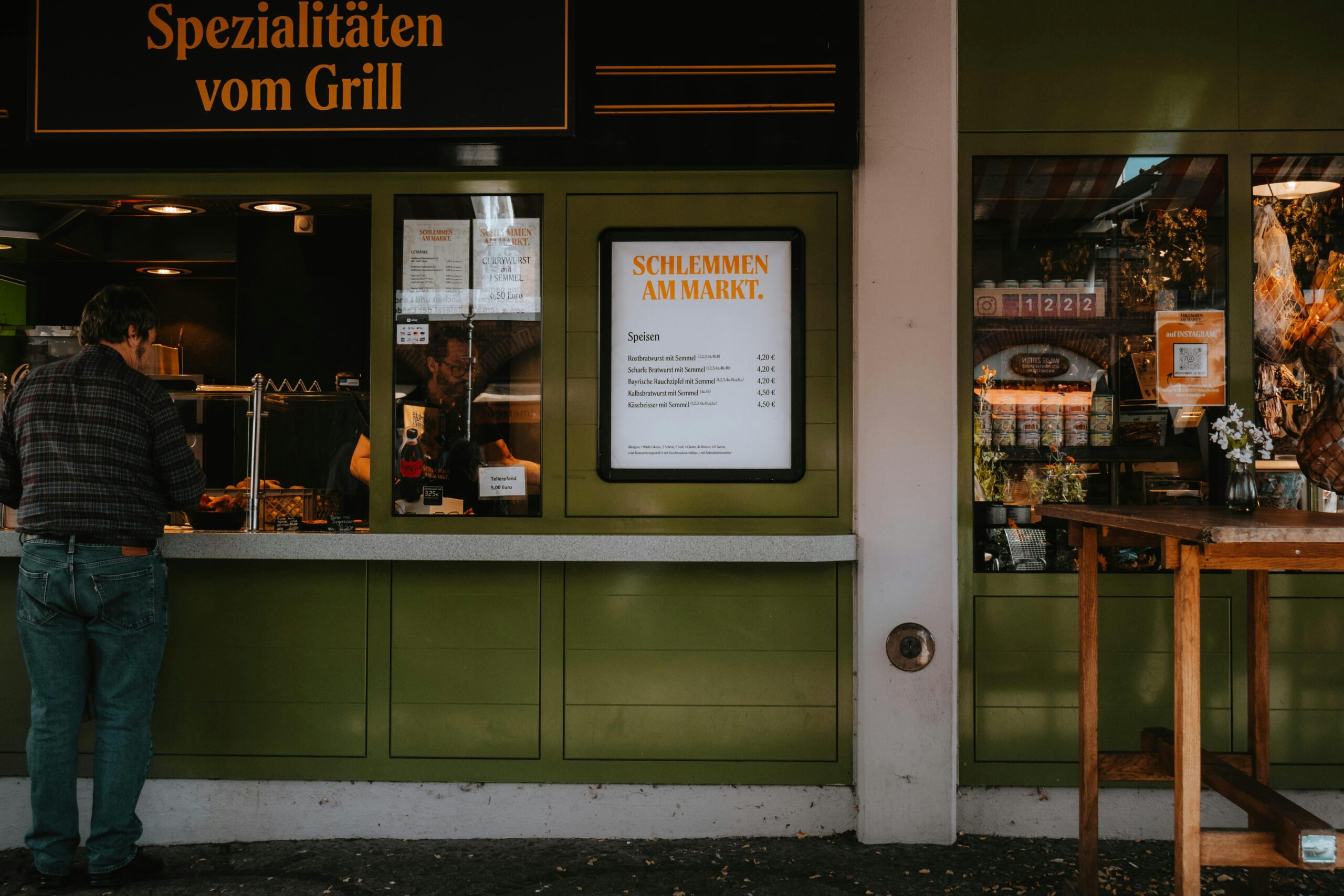 Charmanter Marktstand In Europäischer Straßenkulisse