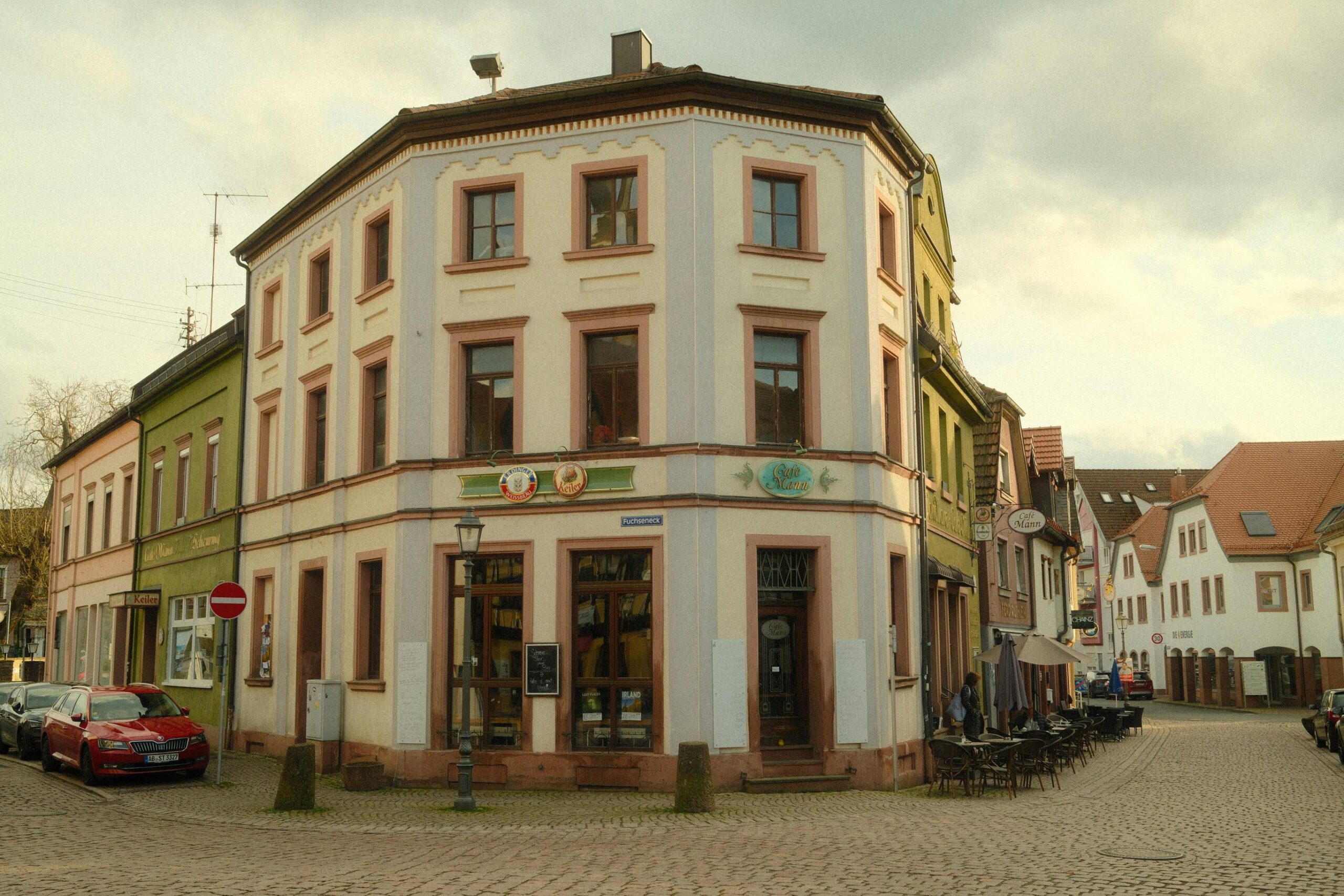Kopfsteinpflasterstraße in Lörrach mit historischer Architektur und gemütlichen Cafés.