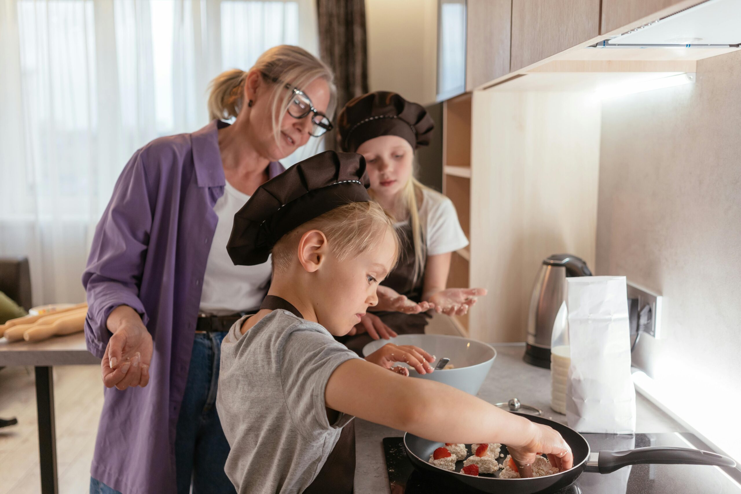 Kostenloses Stock Foto zu ältere frau, backen, backhüte