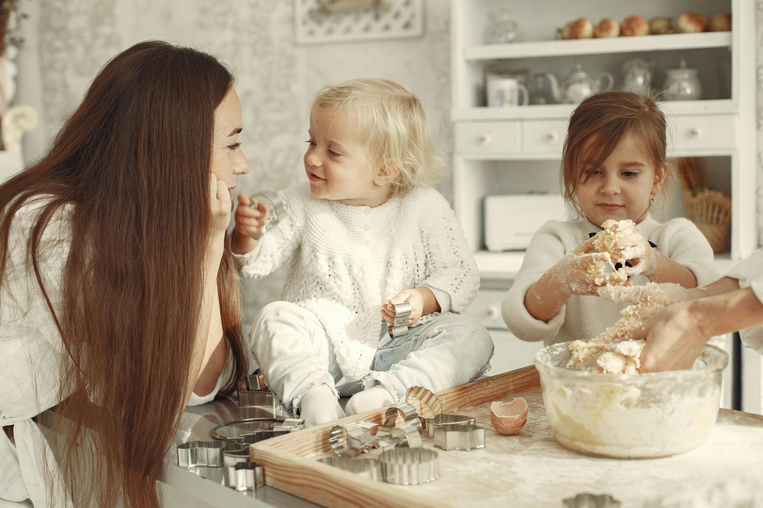 Kostenloses Stock Foto zu ausstechförmchen, backen, backen mit mama