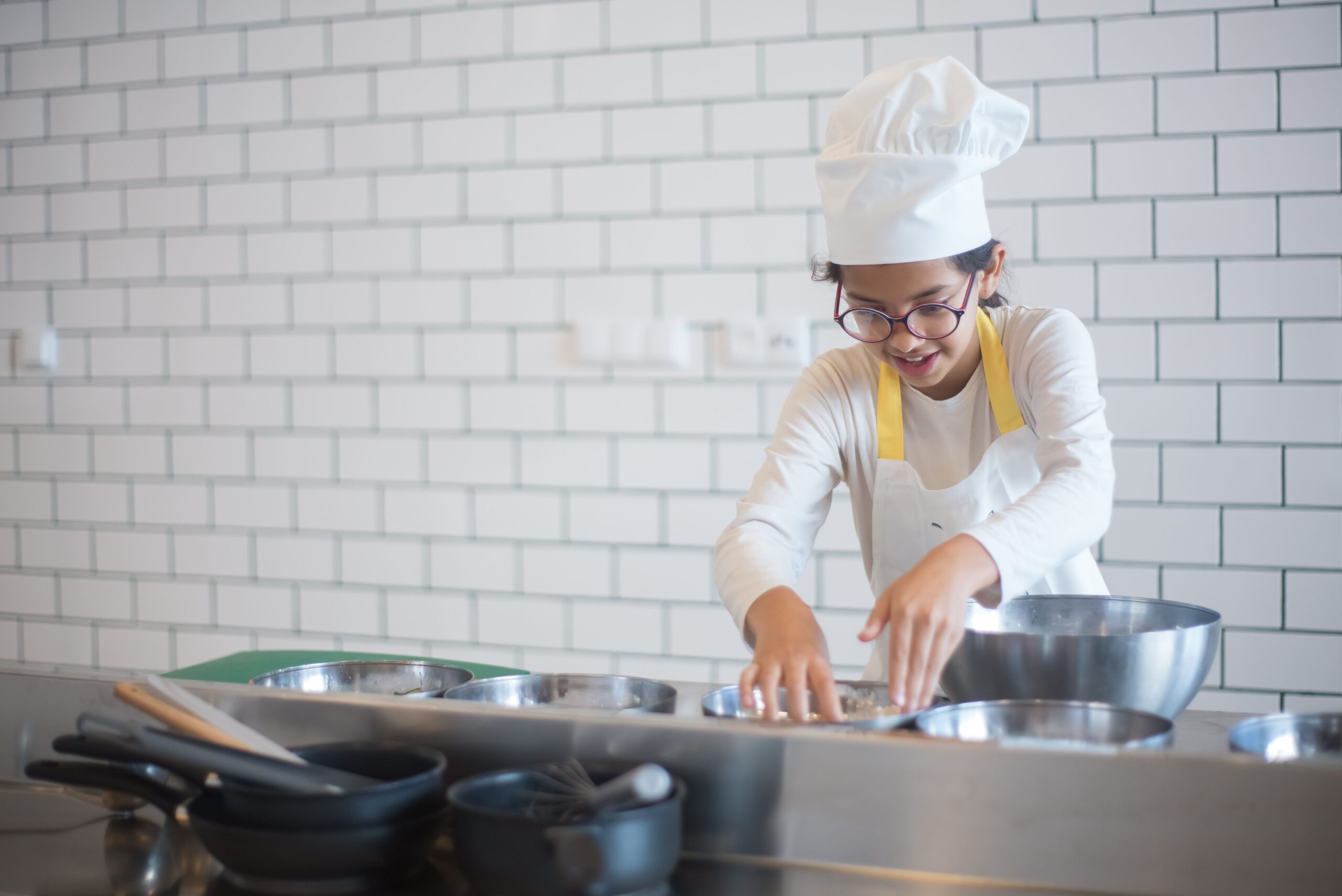 Kostenloses Stock Foto zu aktivität im innenbereich, backen, brille